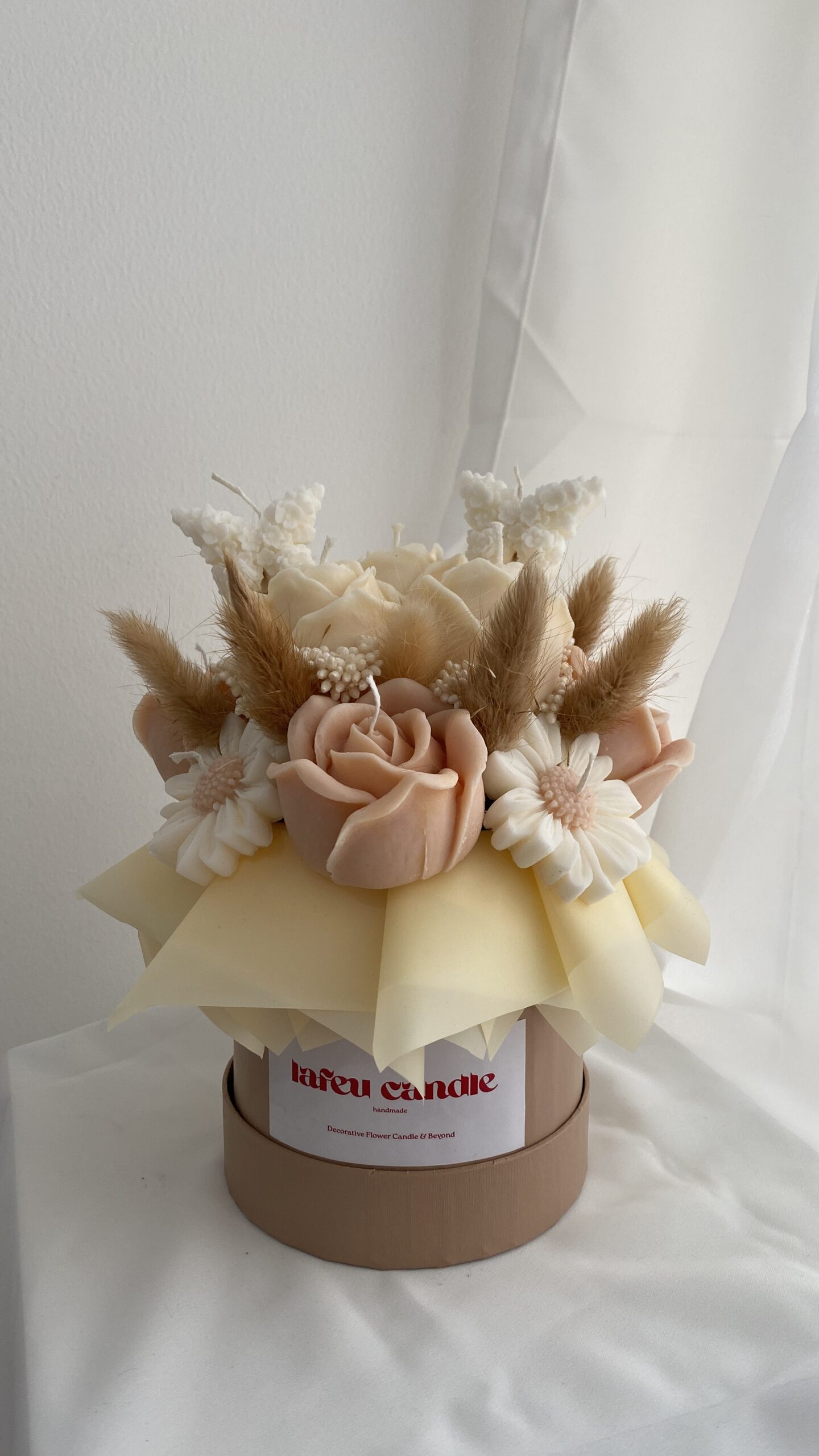 bunga lilin dalam candle box berwarna cokelat dengan bunga-bunga bernuansa putih, beige, dan cokelat dengan topper kupu-kupu
