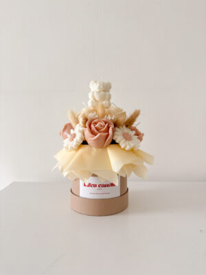 Scented Flower Candle box Jina dengan bunga mawar dan dried flower dihias boneka beruang di atasnya