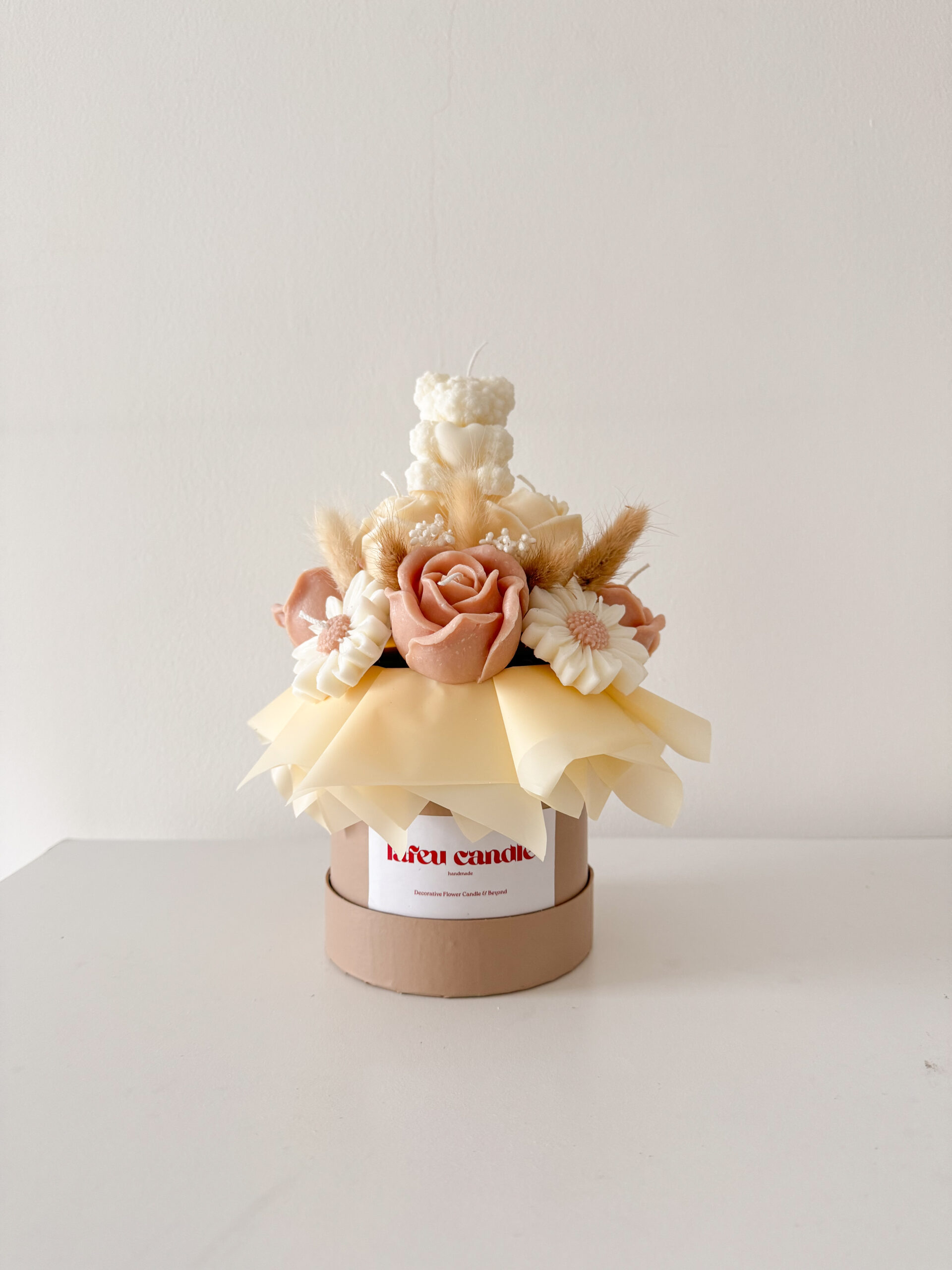 Scented Flower Candle box Jina dengan bunga mawar dan dried flower dihias boneka beruang di atasnya