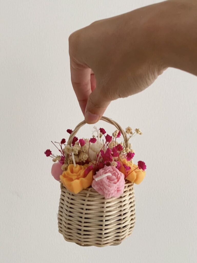 [bloomette] lilin berbentuk bunga mini di dalam keranjang berwarna pink dan orange dengan dried flowers