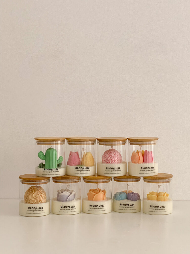 Berbagai macam lilin aromaterapi atau scented candles berbentuk bunga/flower candles dalam gelas/jar dengan tutup kayu bambu