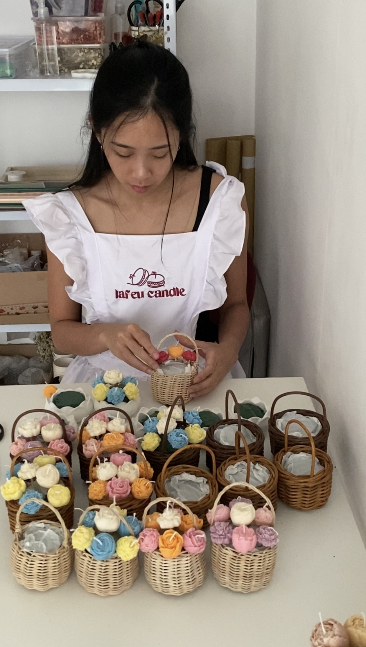 Founder Lafeu Candle sedang merangkai flower candle bouquet bloommete in basket sebanyak 20 buah