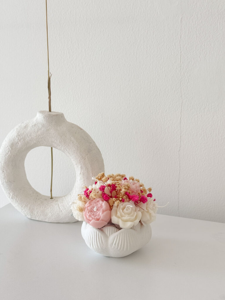 [Bloommette in concrete] mini white-pink flower candle bouquet dengan baby breath dried flowers di atas meja untuk dekorasi