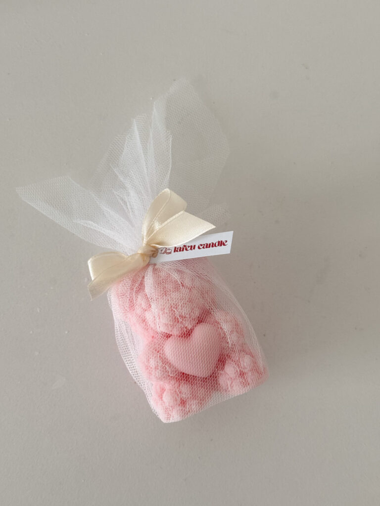 [Cuddle Bear] Lilin aromaterapi berbentuk teddy bear/beruang berwarna pink dalam kain tile atau tule untuk souvenir gender reveal/ sourvenir