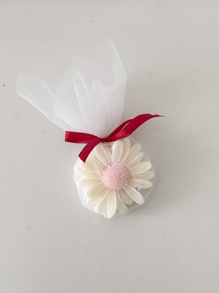 [Daisy Charm] Lilin bentuk bunga daisy berwarna putih dibalut dengan kain tile dan pita merah untuk souvenir