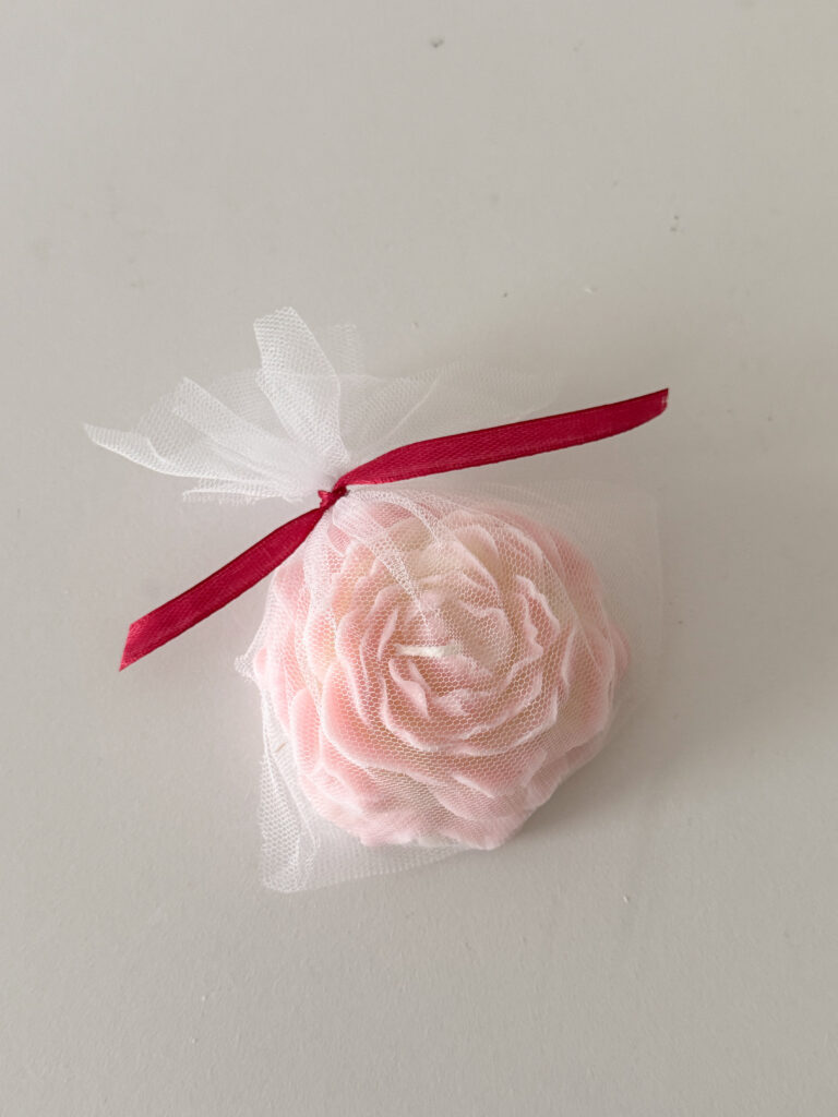 [Peony Petal Large] Flower Candle berbentuk Bunga Peony dengan size Large dan berwarna Pink dibungkus kain tile dan pita merah