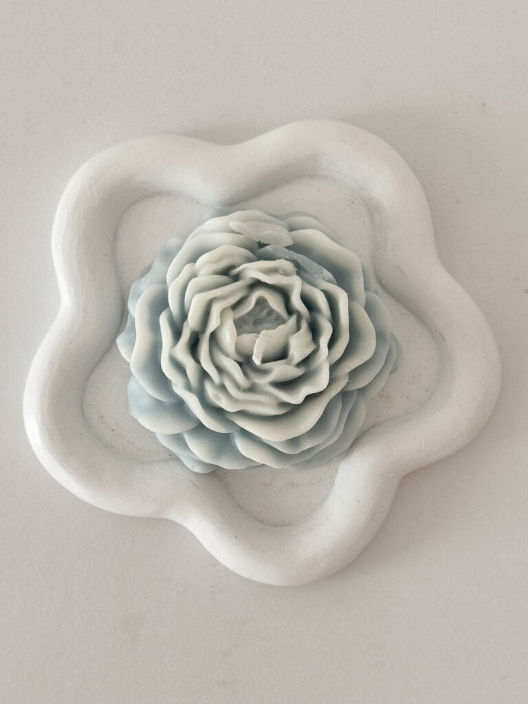 [Peony Petal] Flower Candle berbentuk bunga peony mini untuk souvenir tersedia dalam box/kain tile berwarna biru-putih (white-blue)
