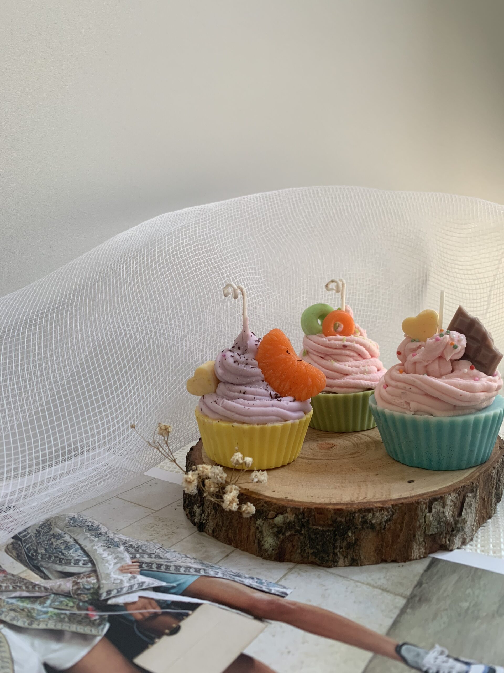 lilin berbentuk cupcake candle warna ungu-kuning, hijau-pink, dan pink-biru