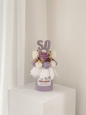 Purple Luna Candle Flower Bouquet dengan lilin berbentuk tulip dan mawar dihias dengan dried flowers dan topper beruang putih