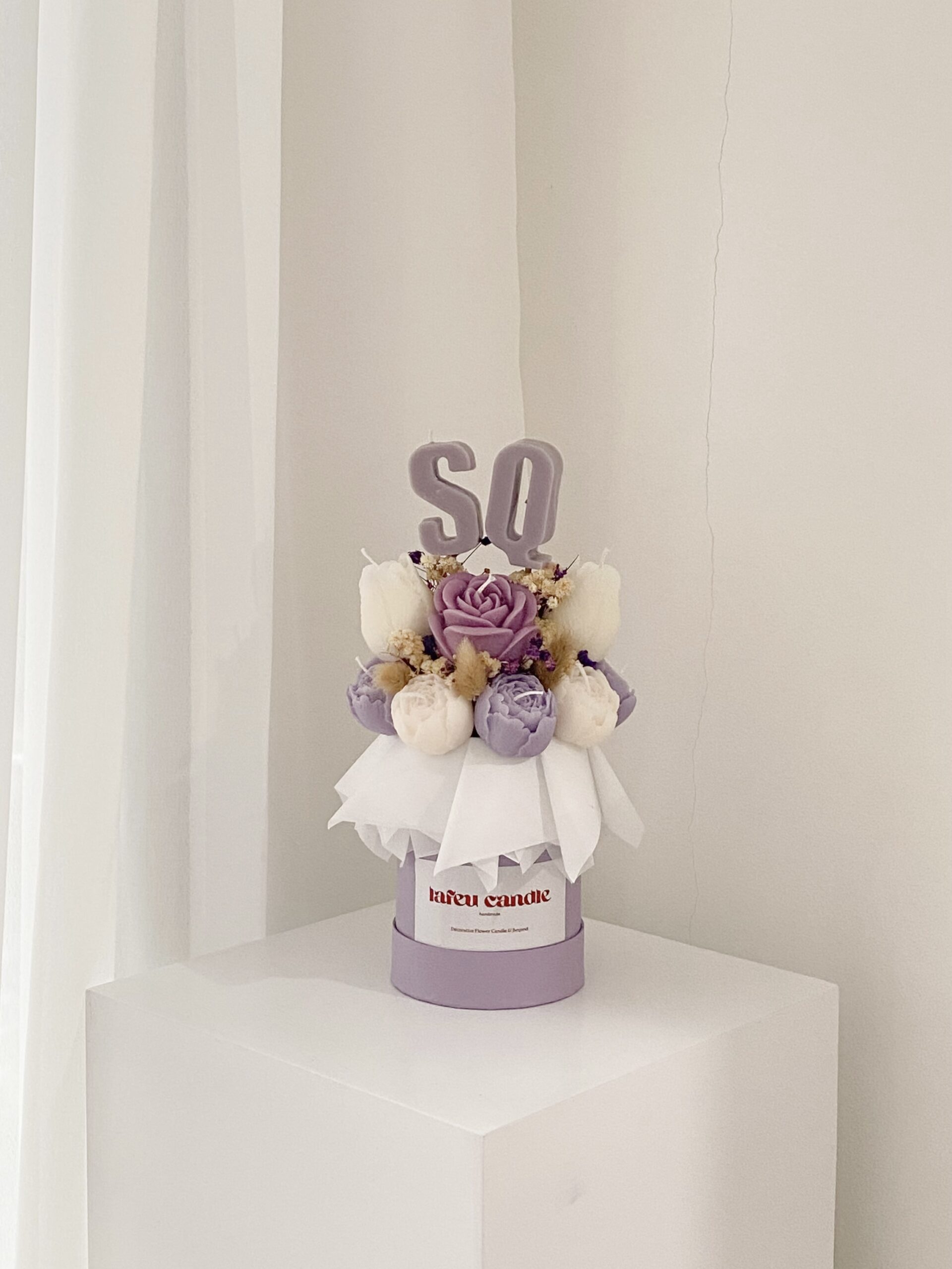 Purple Luna Candle Flower Bouquet dengan lilin berbentuk tulip dan mawar dihias dengan dried flowers dan topper beruang putih