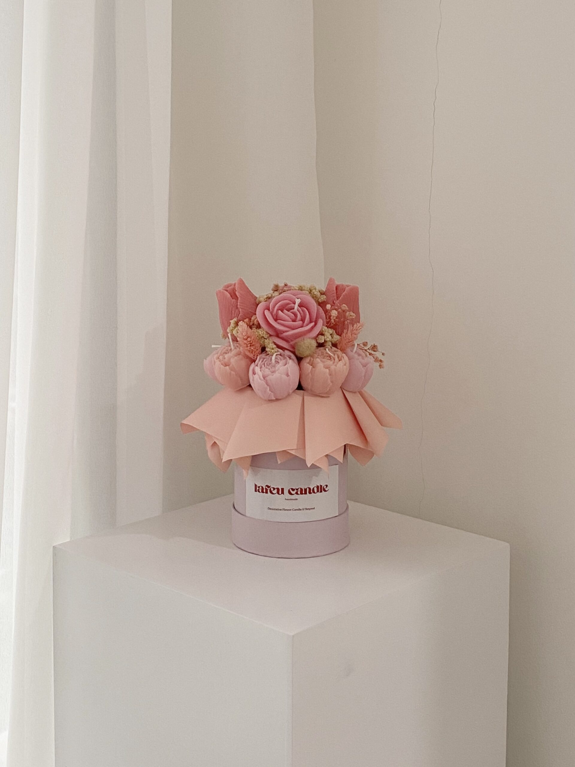 Pink Luna Mini Candle Flower Bouquet Box dengan lilin berbentuk tulip dan mawar dihias dengan dried flowers