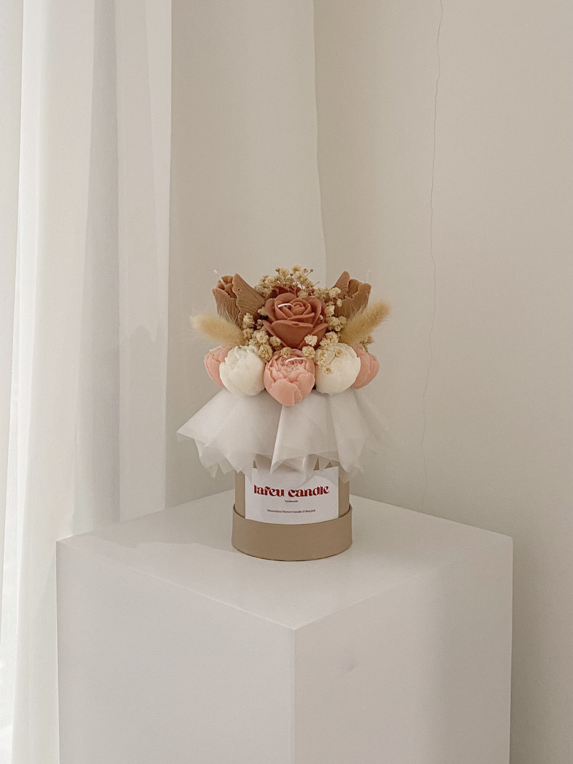 Brown white Luna Mini Candle Box dengan lilin berbentuk tulip dan mawar dihias dengan dried flowers