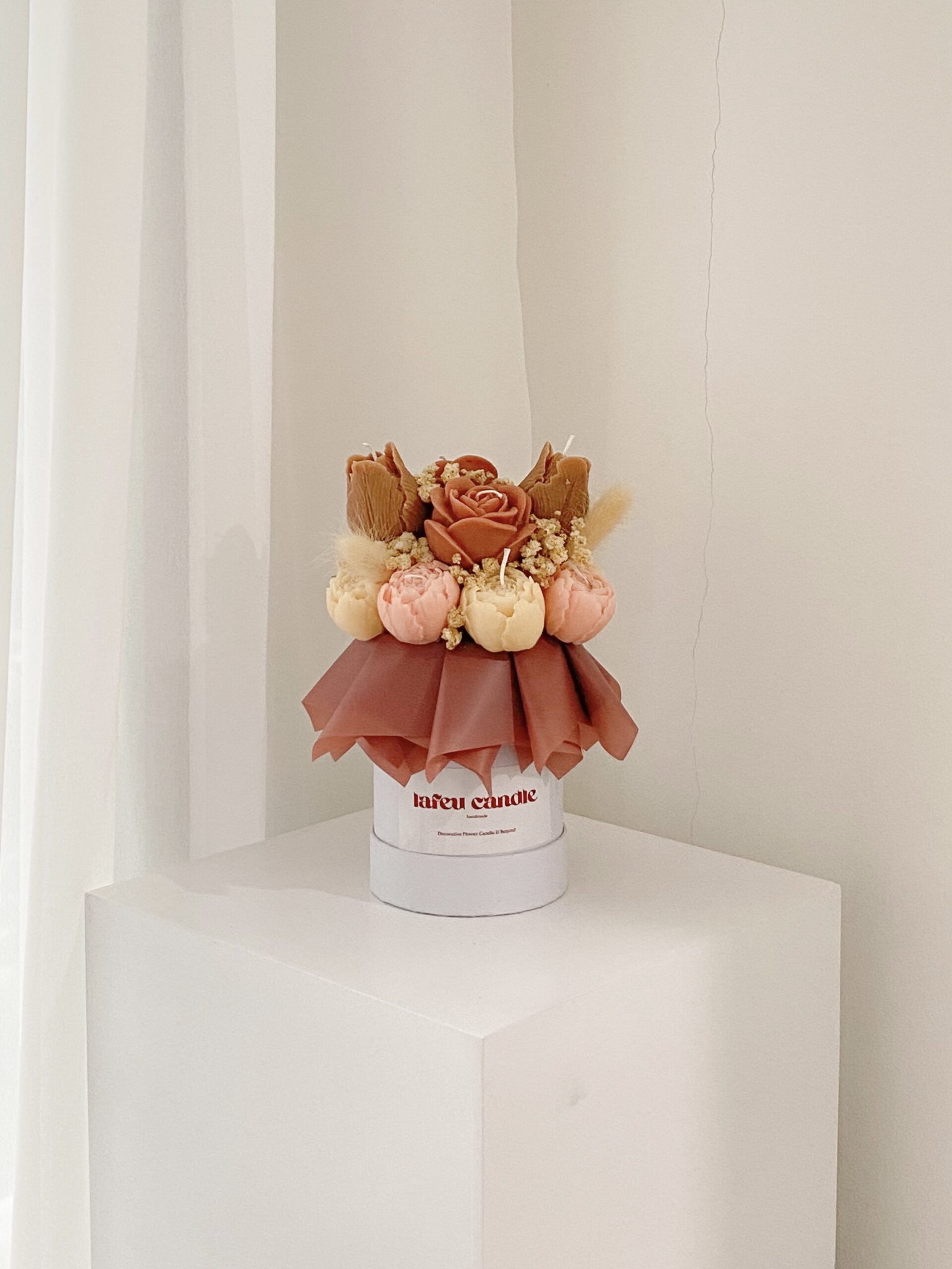 Brown Beige Luna Mini Candle Box dengan lilin berbentuk tulip dan mawar dihias dengan dried flowers