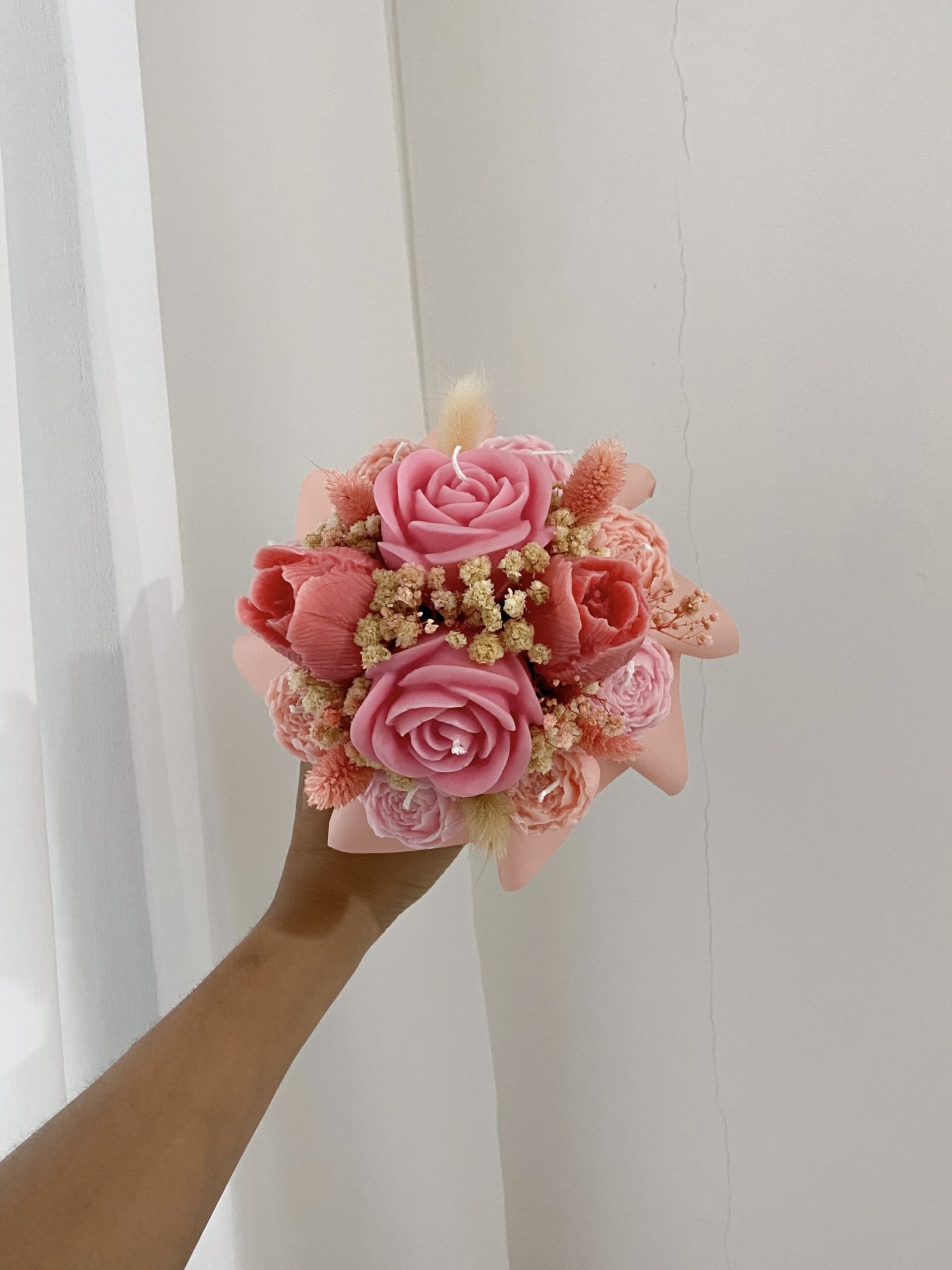 Pink Luna Mini Candle Box dengan lilin berbentuk tulip dan mawar dihias dengan dried flowers