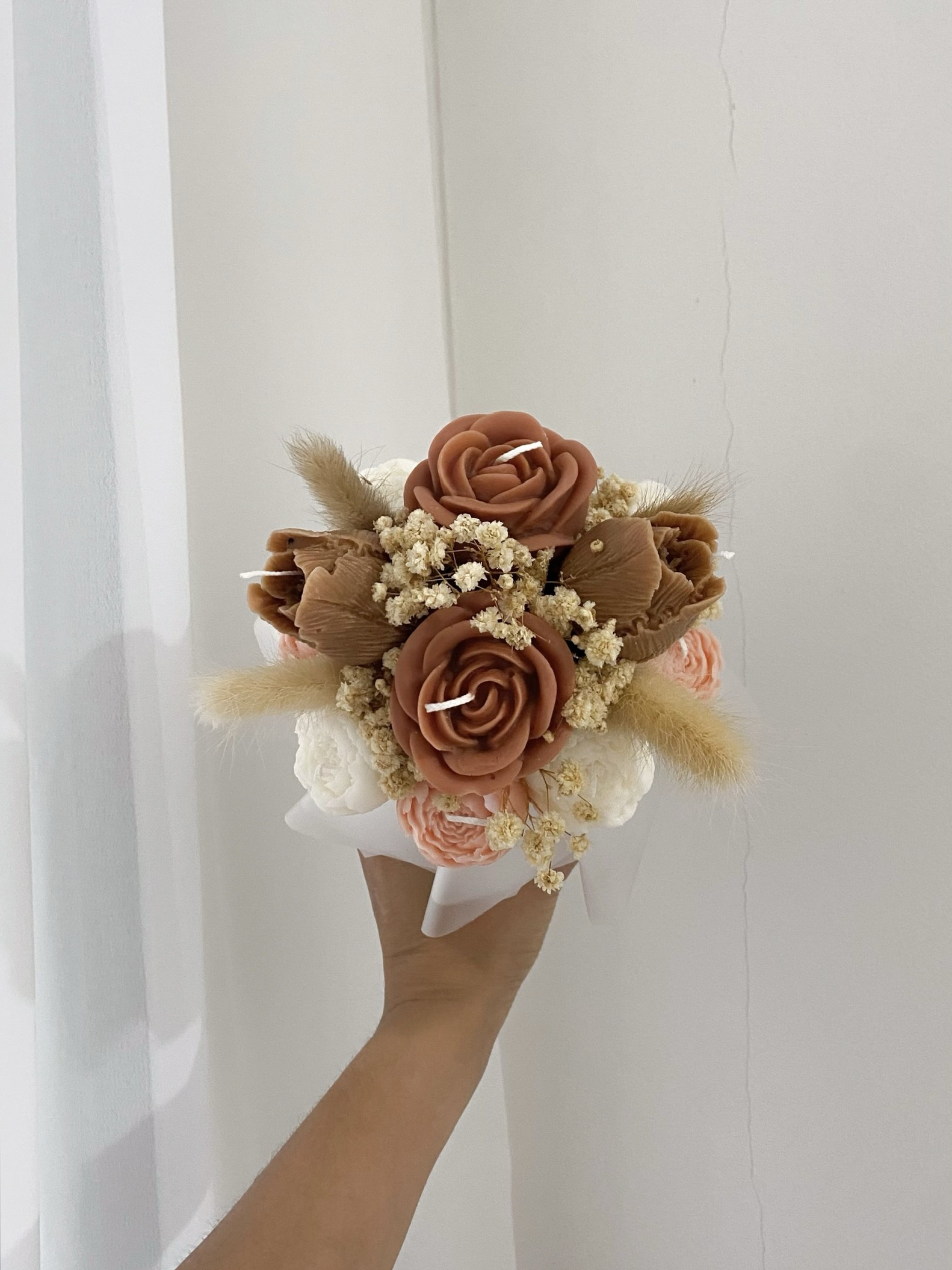 Brown Beige Luna Mini Candle Box dengan lilin berbentuk tulip dan mawar dihias dengan dried flowers