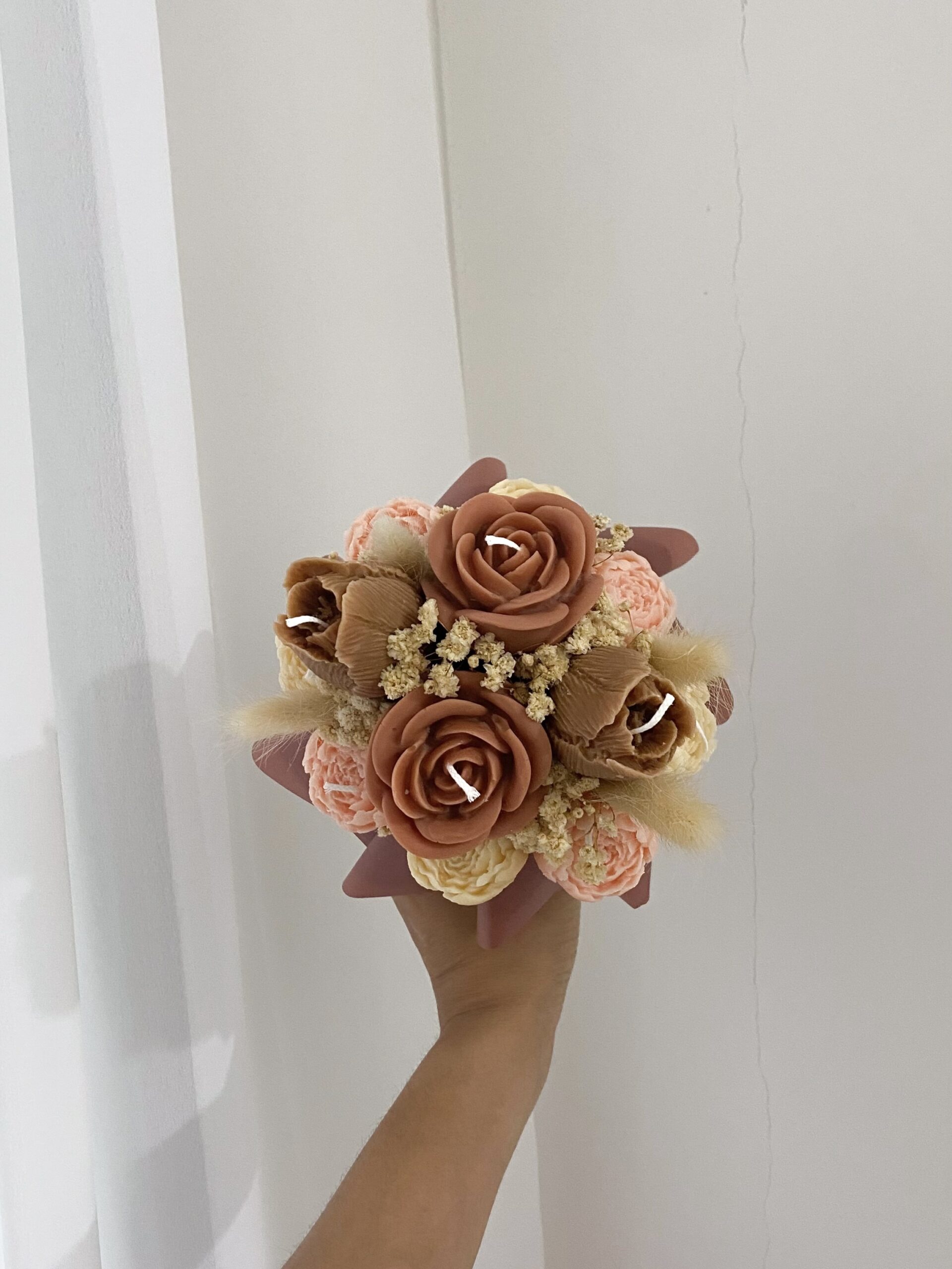 Brown Beige Luna Mini Candle Box dengan lilin berbentuk tulip dan mawar dihias dengan dried flowers